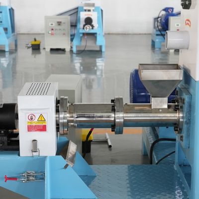 小規模の2本の袖との浮遊魚の供給の餌機械55kw 700kg/H