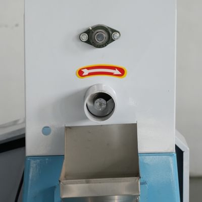 1.5*1.1*0.8mの700kg/Hに60を小球形にする小型浮遊魚の供給機械