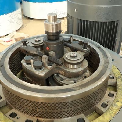 1.4ton/M3の餌の出版物機械ディーゼル機関のカッサバのアルファルファはおがくずを立方体にする