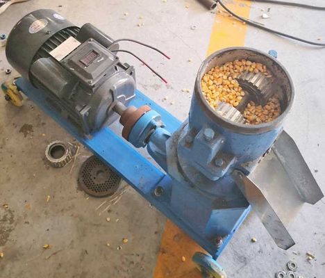 おがくずの生物量の木製の餌の製造所機械200kg/H